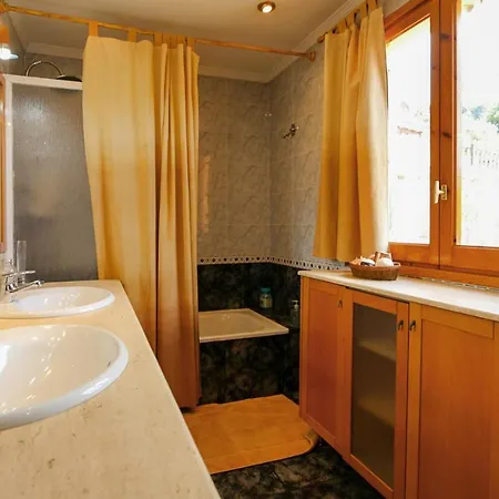 4 Bedroom Gorgeous In Sant Cebria De Vallalt Sant Cebrià de Vallalta